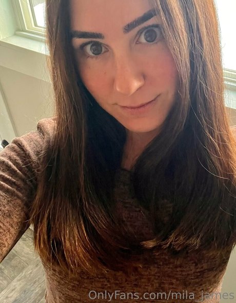 mila james modèle nu collection