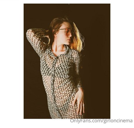 girloncinema nus étoiles image