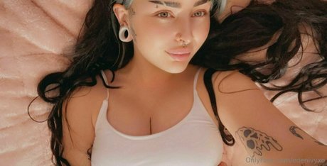 edenivyxo modèle chaud image