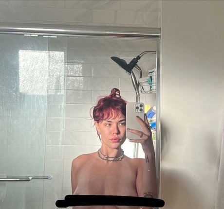 Taylor Upsahl modèle nu img