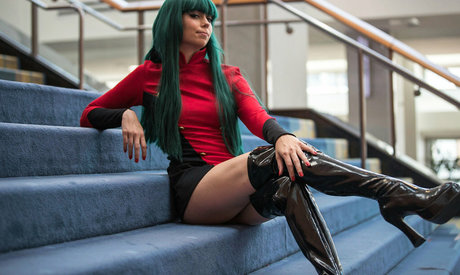 fille courbée dà côté onlyfans belle haute qualité photo