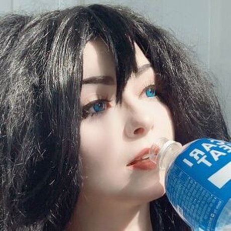 fille courbée dà côté onlyfans nu sympa collection