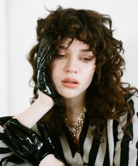 Sophie Thatcher star érotique img