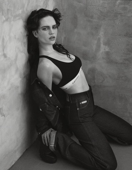 Sophie Thatcher star du porno en haute qualité img