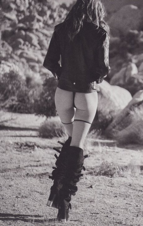 fille courbée dà côté onlyfans nus érotiques photos