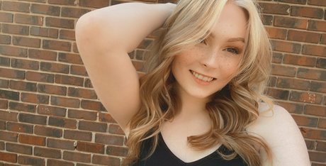 Shy Trans étoile nue photos