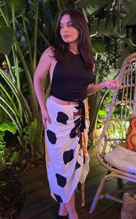 Isabella Gomez modèle nu img