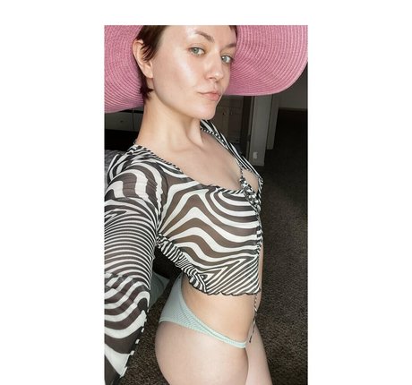 Girl On Cinema modèle sympa image