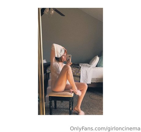 Girl On Cinema modèle nu photos