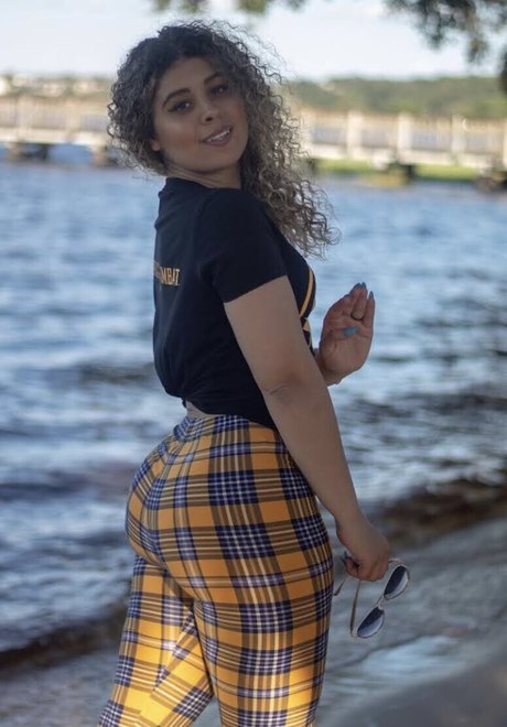 JustYeliz modèle joli archive