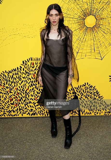 Caroline Polachek actrice hd collection