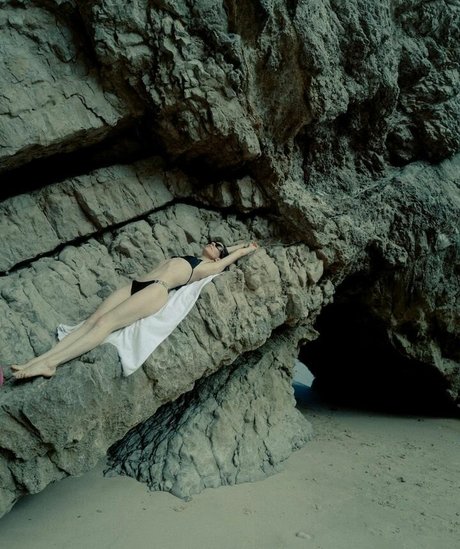 Caroline Polachek étoile nue photo