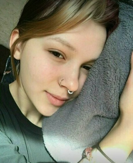 vivi torn modèle adulte galeries