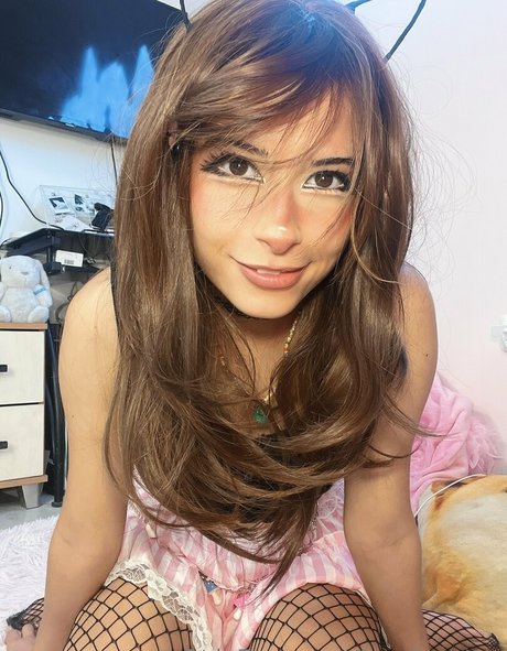 fille courbée dà côté onlyfans érotique de haute qualité img