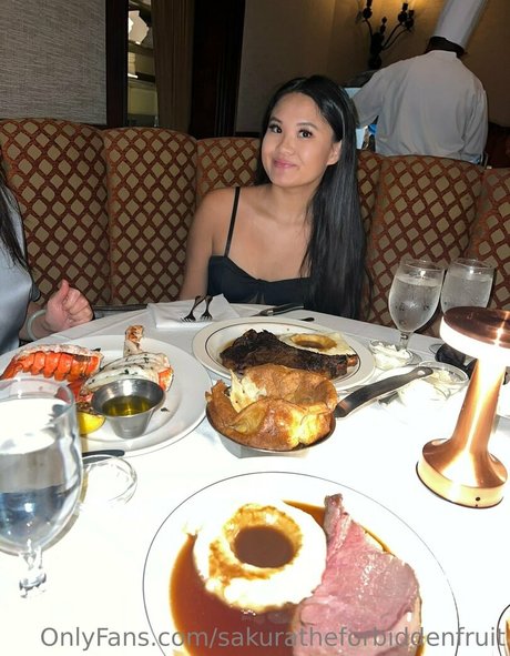 sakuratheforbiddenfruit modèle sexy photos