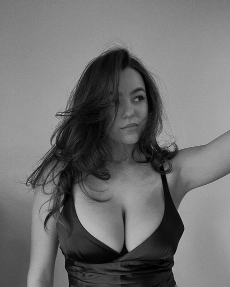 Monika Mancini modèle porno archive