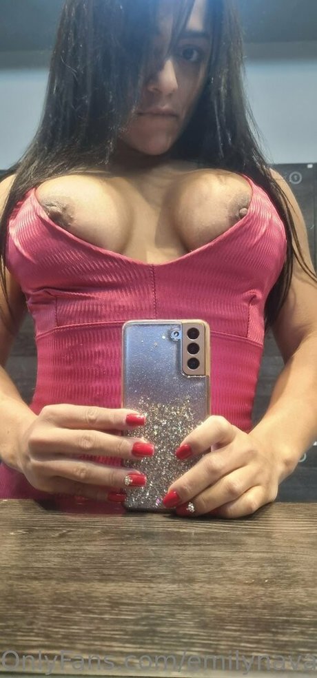 Emily Nava belle actrice photos