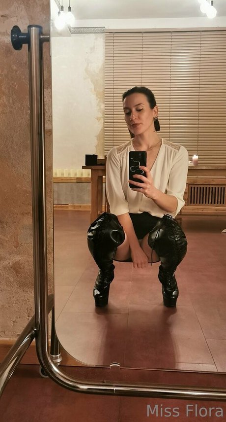 Miss Flora Femdom star du porno exclusive des photos