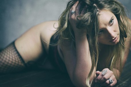 brunette onlyfans nu chaud archive