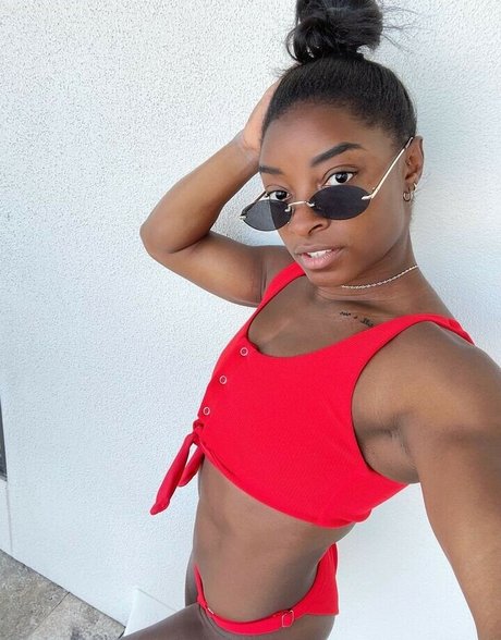 Simone Biles modèle nu image