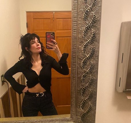 Halsey modèle érotique photo