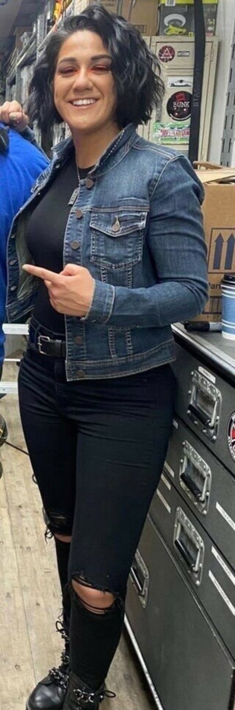 Bayley étoile nue img