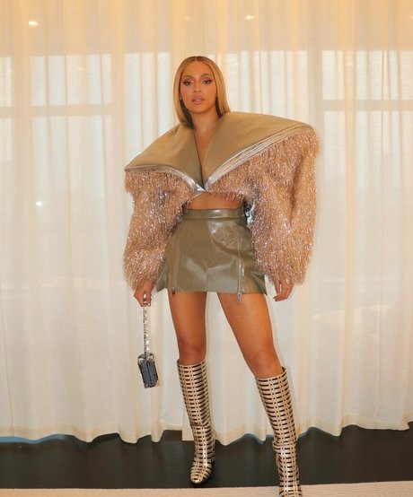 plage seins nus onlyfans érotique exclusif image