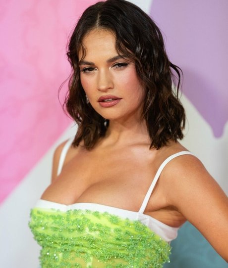 Lily James star du porno chaude collection