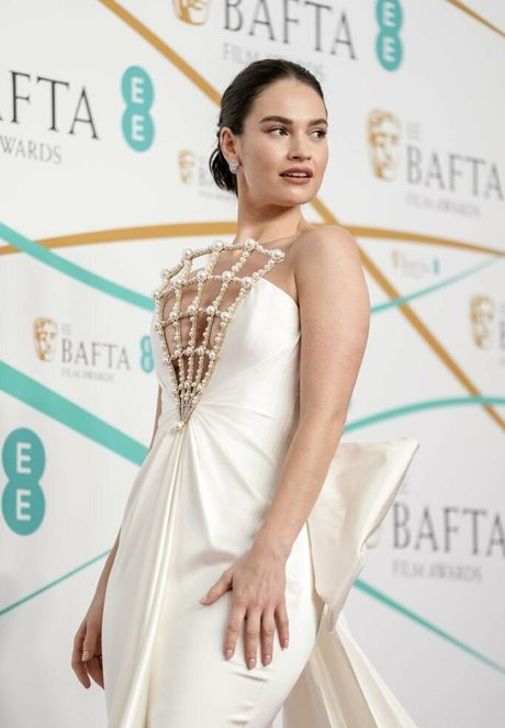 Lily James modèle exclusif img