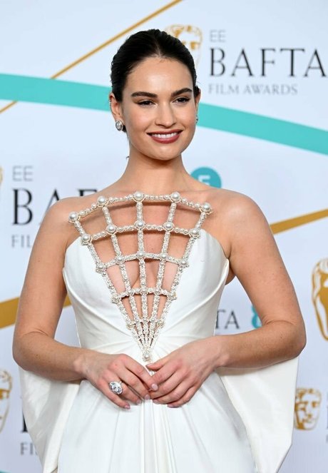 Lily James meilleure star du porno images