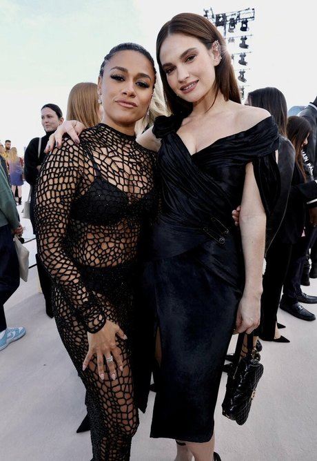 Lily James joli modèle img