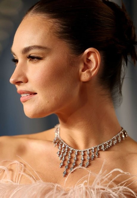 Lily James modèle xxx images