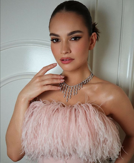 Lily James actrice érotique image
