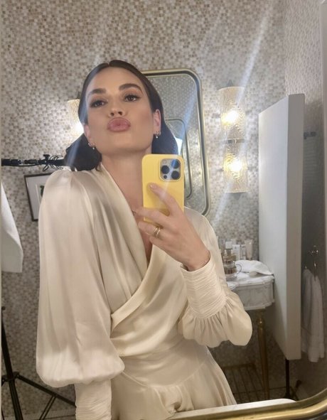 Lily James modèle nu img