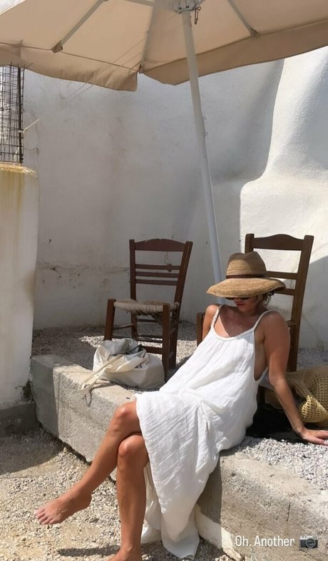 Lily James modèle chaud photos