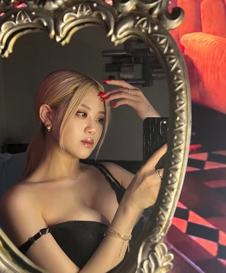 Allissa Shin modèle érotique photo