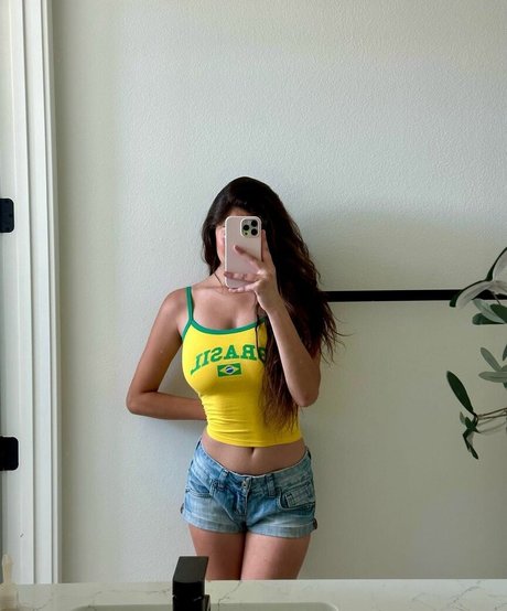 Desiree Flores modèle nu images