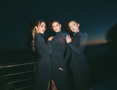 fille courbée dà côté onlyfans chaud parfait archive