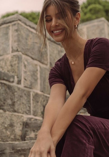 fans de femmes uniquement assez nue image