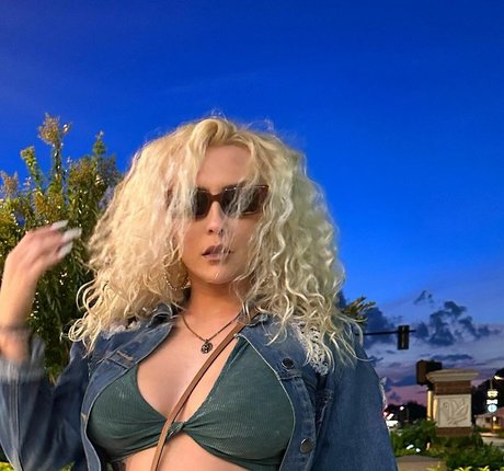 Nikkita Lyons étoile érotique galeries