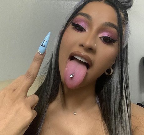 Cardi B nus de stars du porno img