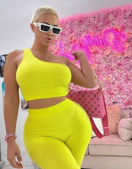 daniibanksvip actrice artistique galerie