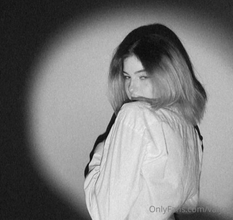 fille courbée dà côté onlyfans plutôt parfait img