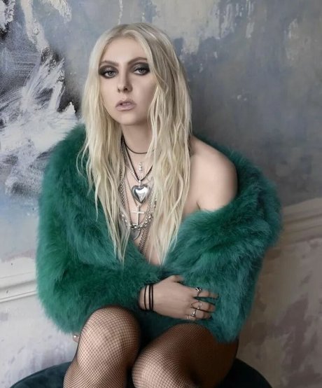 Taylor Momsen star du porno hd galerie