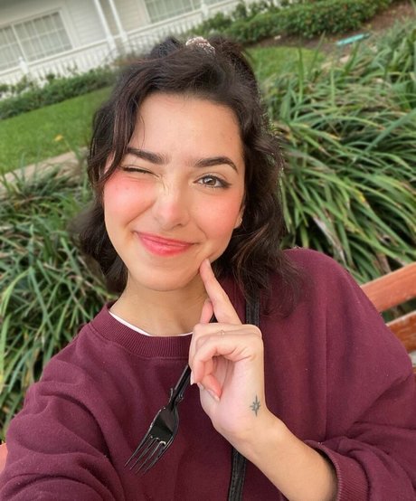 ASMR Glow actrice chaude photo