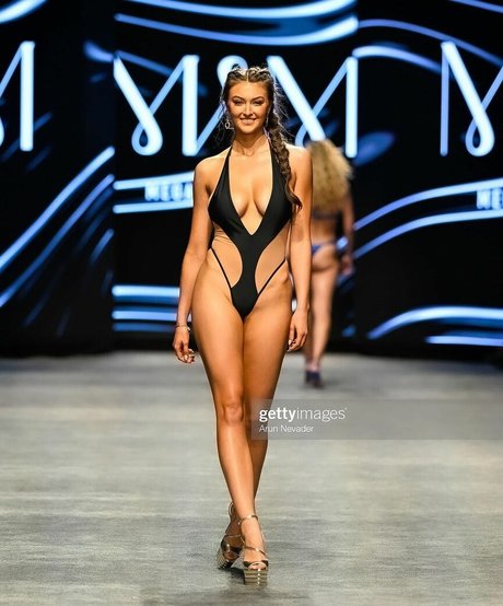 fille courbée dà côté onlyfans sexe exclusif image