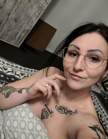 cheeky charlotte modèle érotique des photos