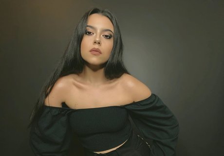 Violet Orlandi modèle chaud images