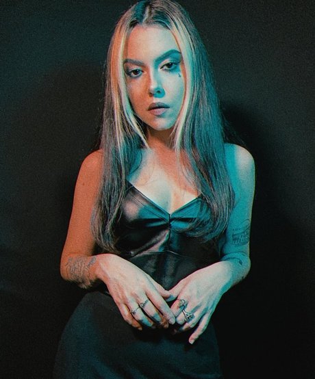 Violet Orlandi modèle sexy image