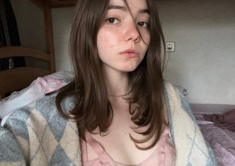 fille courbée dà côté onlyfans pornographique adulte photo